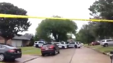 Según un oficial de la policía de Deer Park, los cuerpos estaban en diferentes lugares de la casa.
