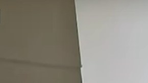 La captura muestra cuando el entrenador abraza al alumno y otro maestro retira el arma.