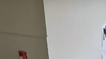 La captura muestra cuando el entrenador abraza al alumno y otro maestro retira el arma.
