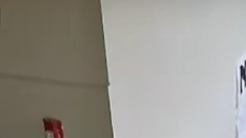 La captura muestra cuando el entrenador abraza al alumno y otro maestro retira el arma.