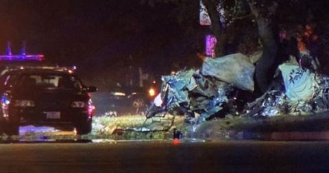 La policía reportó que el conductor perdió el control del vehículo y se estrelló contra un árbol.