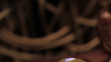 Después de curar tu recipiente de barro, debes lavarlo con agua y jabón