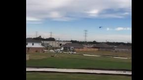 Las imágenes muestran el momento que la avioneta comienza a desplomarse.