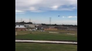 Las imágenes muestran el momento que la avioneta comienza a desplomarse.