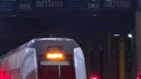 Auto entra en la estación de tren por una de las vías y provoca su cierre.
