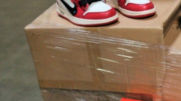 Los zapatos venían escondidos en un contenedor que decía "Servilletas".