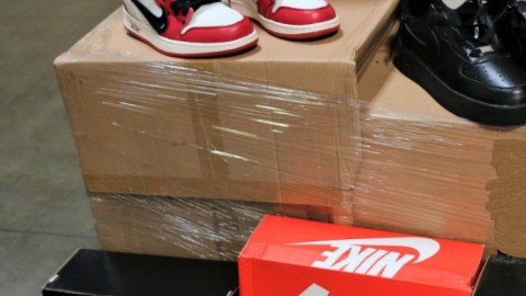 Los zapatos venían escondidos en un contenedor que decía "Servilletas".
