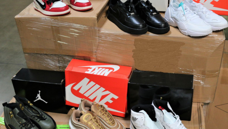 Incautan más de millones en zapatos Nike falsos de Los - La Opinión