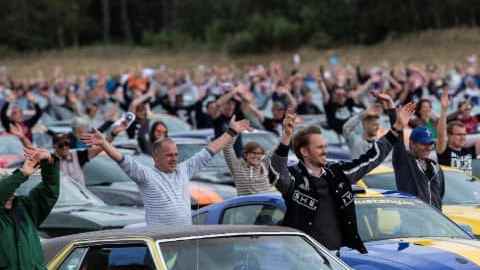 Ford rompe récord de Mustangs congregados en un desfile en Bélgica, donde las ventas del coupé son mayores que en toda Europa