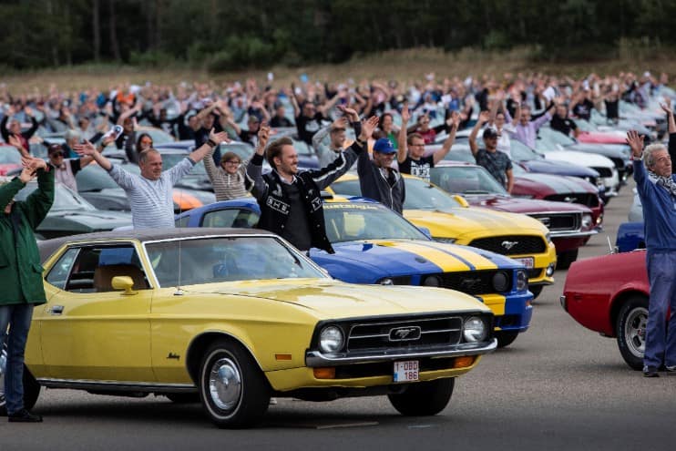 Ford rompe récord de Mustangs congregados en un desfile en Bélgica, donde las ventas del coupé son mayores que en toda Europa