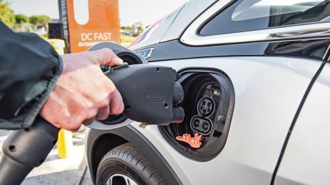 cr-cars-inlinehero-2019-chevrolet-boltev-charging-7-19-2