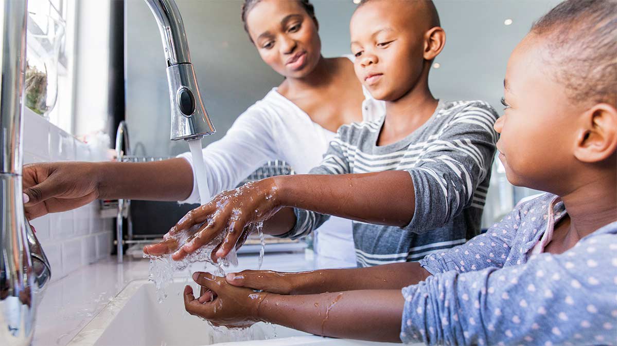Para protegerte contra la gripe, ¿es mejor lavarte las manos que usar desinfectante para manos?