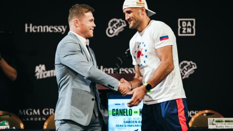 Álvarez y Kovalev en la conferencia de prensa en Las Vegas.