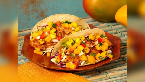 Los tacos mexicanos no se preparan con tortilla dorada.