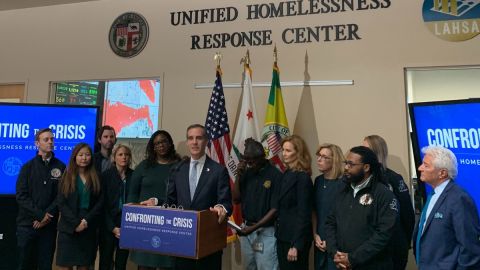 El alcalde Eric Garcetti habla acerca del problema de indigencia en conferencia de prensa el miércoles. (Suministrada)