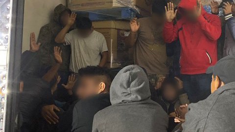 Uno de los inmigrantes detenido es menor de edad.