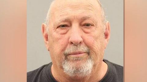 James Waren Dinkins, de 73 años, fue arrestado y se le entablaron cargos de asalto.