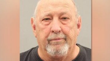 James Waren Dinkins, de 73 años, fue arrestado y se le entablaron cargos de asalto.