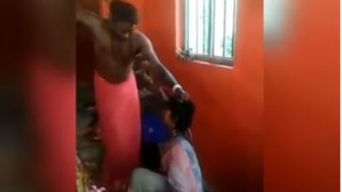 Con un palo, el sacerdote le dio una brutal golpiza a una mujer supuestamente "poseída".