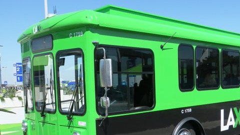El colectivo LAX-it es gratis y llegarán a las terminales cada 3 o 5 minutos a recoger pasajeros. / twitter: @flylaxairport.