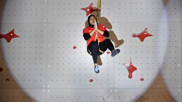 Aries Susanti Rahayu logró escalar una pared de 15 metros en tan solo 6.995 y es la auténtica "Spiderwoman".