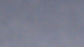 El exbasquetbolista ayuda al pequeño que recibió un disparo en un partido de futbol americano.