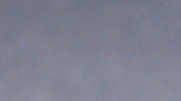 El exbasquetbolista ayuda al pequeño que recibió un disparo en un partido de futbol americano.