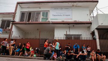 Inmigrantes hacen línea afuera de la COMAR en Chiapas para presentar su solicitud de asilo en México. / foto: getty.