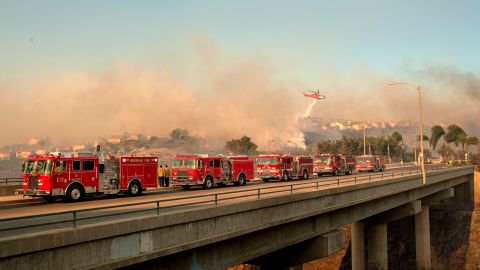 Decenas de camiones de bomberos acudieron a la zona del siniestro a ayudar.