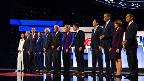 Doce candidatos demócratas participan en el debate en Ohio.