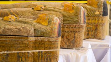 Egipto reveló hoy un raro tesoro de 30 ataúdes  conservados por milenios en el Valle de los eEyes en Luxor.