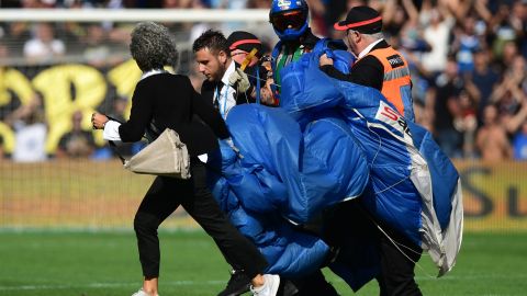 El partido tuvo que ser interrumpido para sacar al hombre de la cancha.