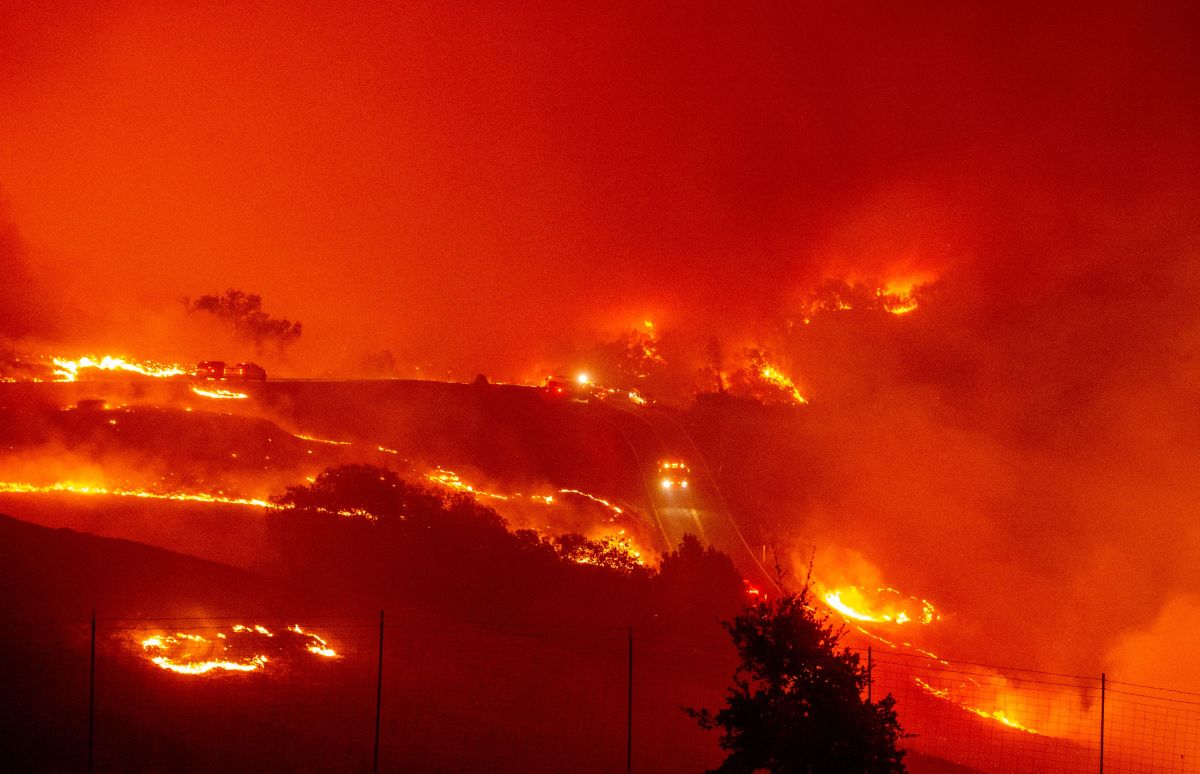 Bomberos recorren las carreteras rodeadas de fuego por el incendio de Kincade cerca de Geyserville, California.