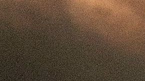 Un edificio arde en un viñedo en Sonoma, California, en el incendio Kincade en 2019.