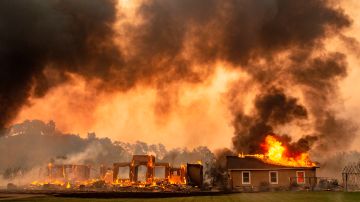 Un edificio arde en un viñedo en Sonoma, California, en el incendio Kincade en 2019.