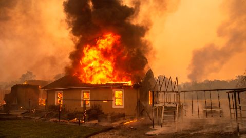 Una casa se quema en un viñedo en Sonoma, California.