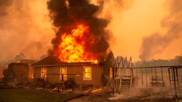 Una casa se quema en un viñedo en Sonoma, California.