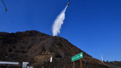 Algunas vías reabrieron este martes; no obstante aún hay miles de evacuados. / Getty