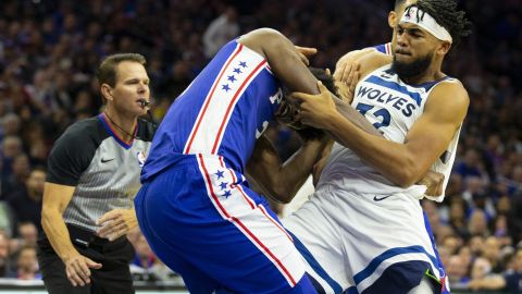 Tremenda pelea en la duela cuando Joel Embiid y Karl-Anthony Towns se dieron con todo.