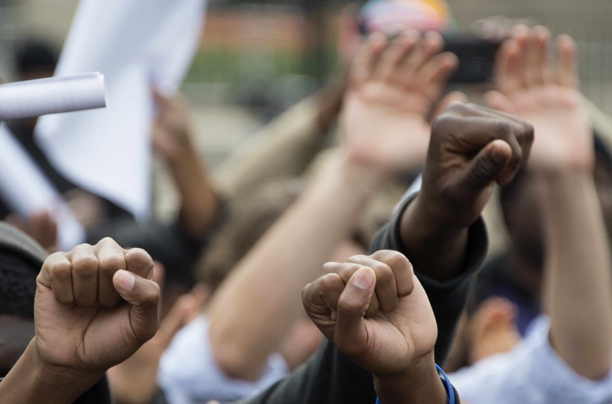El sociólogo Carlos Indacochea apunta que Trump tiene la responsabilidad de aplacar el racismo.