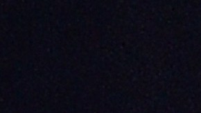 Adele sonriendo en un concierto.