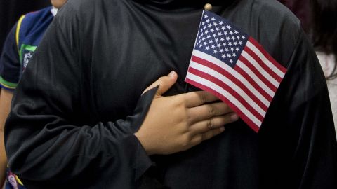 La regla de USCIS afectaría a unas 380,000 personas al año.