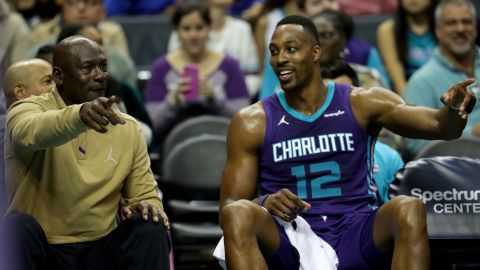 Michael Jordan (izq), dueño de los Hornets de Charlotte, de la NBA.