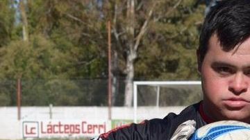 Giuliano Pambianco ingreso a cinco minutos del final, detuvo un penalti y anotó desde los once pasos para su equipo.