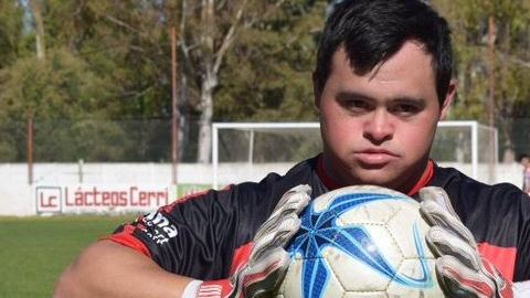 Giuliano Pambianco ingreso a cinco minutos del final, detuvo un penalti y anotó desde los once pasos para su equipo.