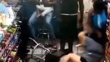 En el video se ve que las personas en el establecimiento no intentaron ayudar a la víctima mientras que la mujer no identificada la arrastraba por el piso del cabello.