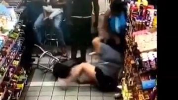 En el video se ve que las personas en el establecimiento no intentaron ayudar a la víctima mientras que la mujer no identificada la arrastraba por el piso del cabello.