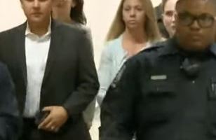 Amber Guyger (centro) fue arrestada al final de la sesión en corte y permanecerá en la Càrcel del Condado de Dallas.
