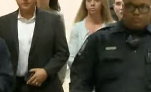 Amber Guyger (centro) fue arrestada al final de la sesión en corte y permanecerá en la Càrcel del Condado de Dallas.