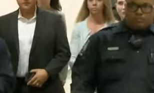 Amber Guyger (centro) fue arrestada al final de la sesión en corte y permanecerá en la Càrcel del Condado de Dallas.